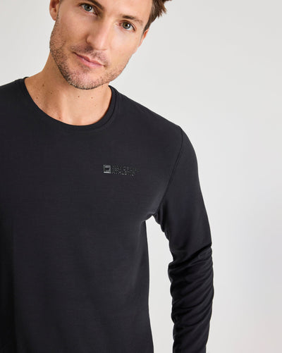 Bobby (6’1") is wearing size medium