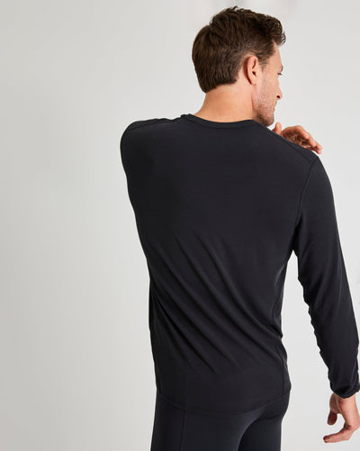 Bobby (6’1") is wearing size medium