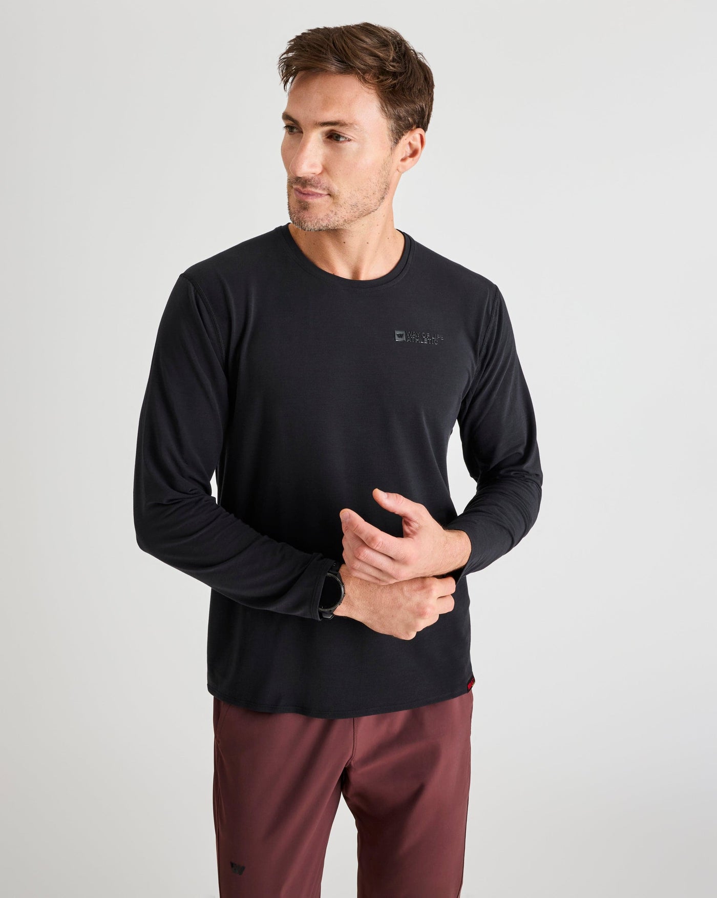 Bobby (6’1") is wearing size medium