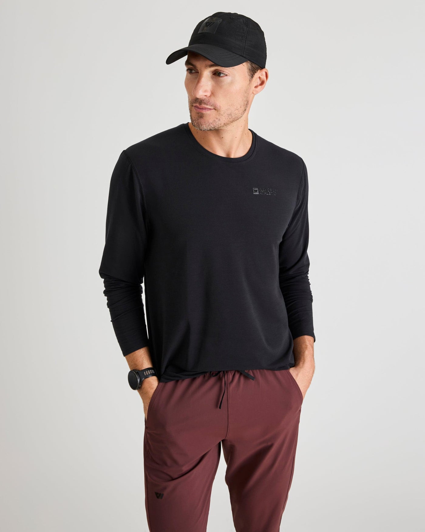 Bobby (6’1") is wearing size medium