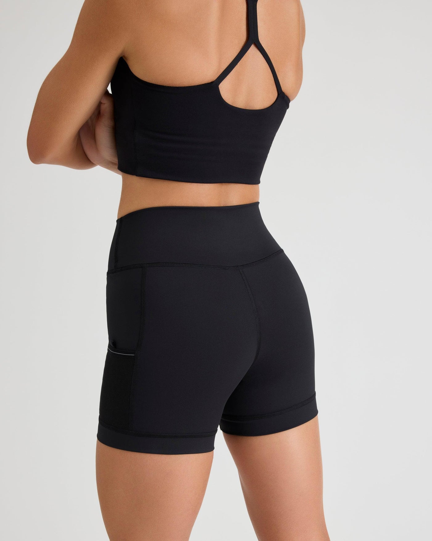 Niki (5’8”) is wearing a size small 4" inseam.