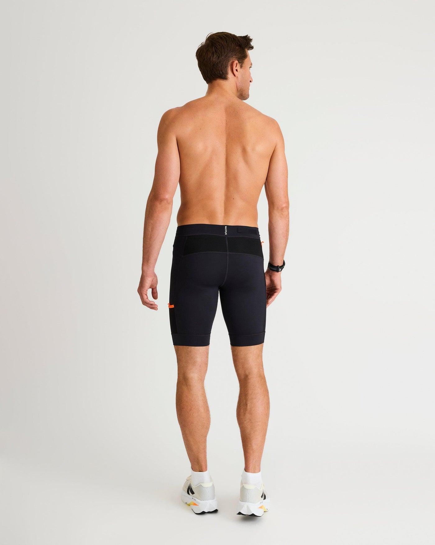 Bobby (6’1”) is wearing a size medium