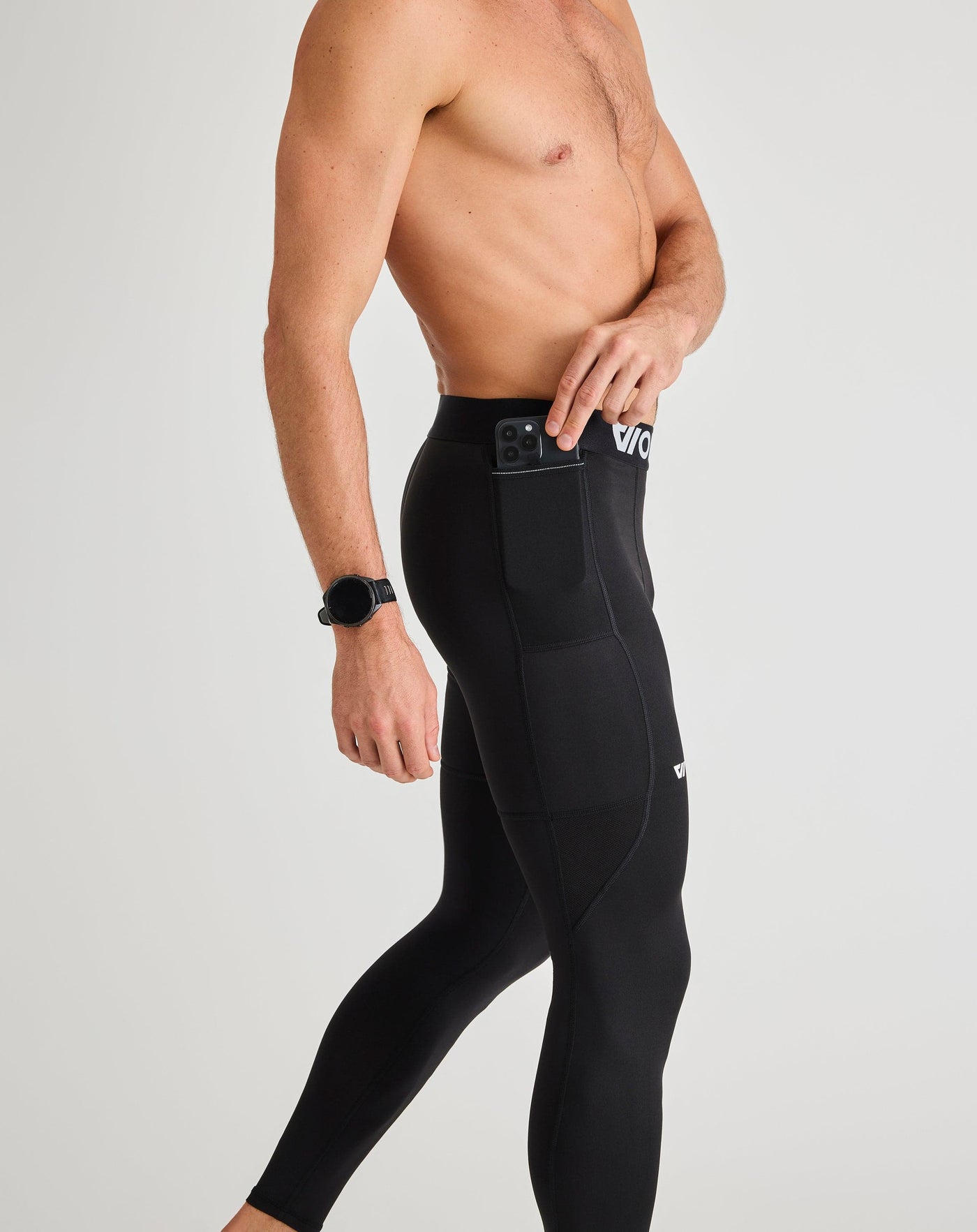 Bobby (6’1") is wearing size medium in full length. 