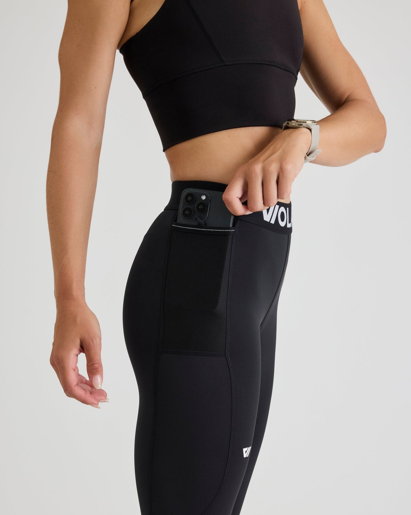 Niki (5’8”) is wearing a size small