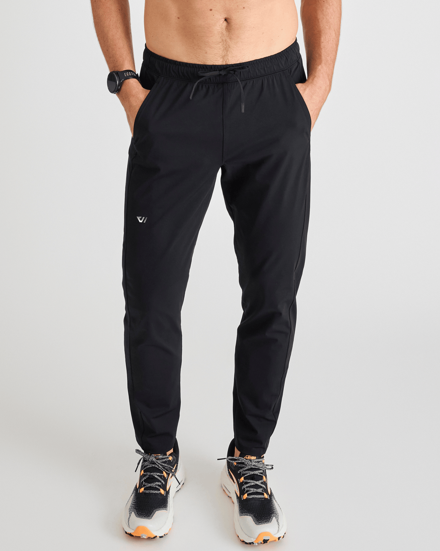 Bobby (6’1") is wearing size medium