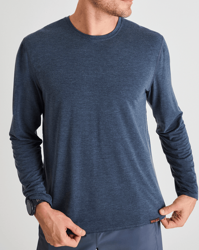 Bobby (6’1") is wearing size large