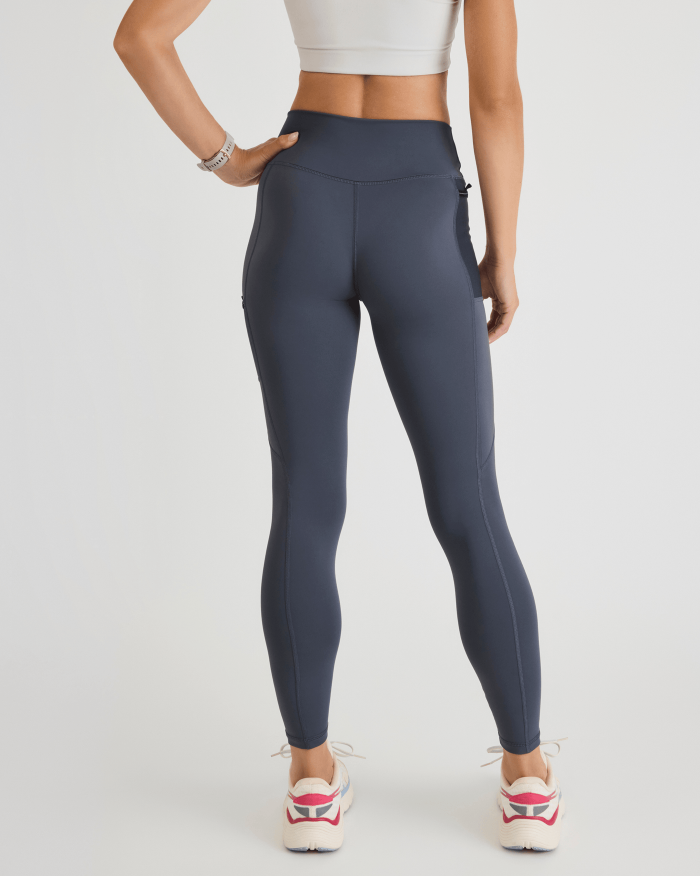 Niki (5’8”) is wearing a size small.