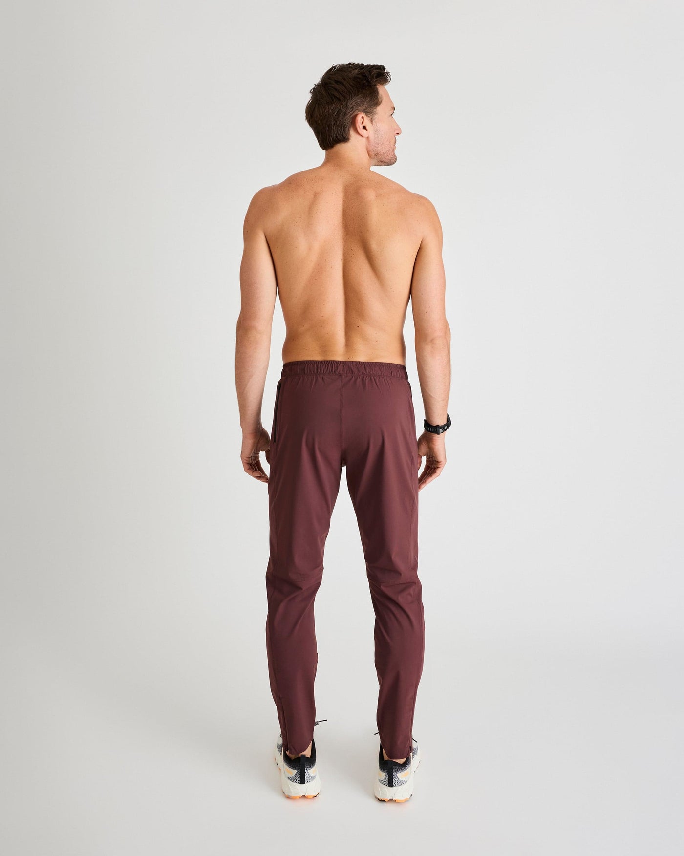 Bobby (6’1") is wearing size medium