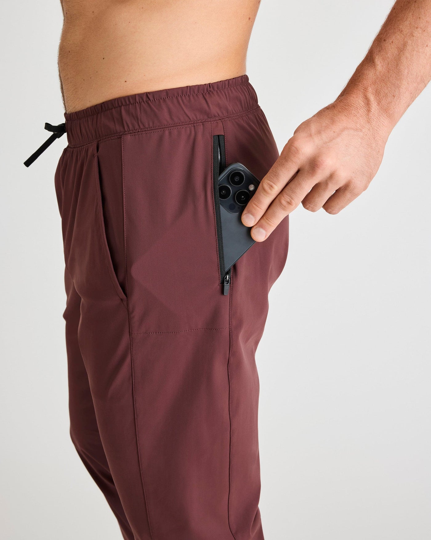 Bobby (6’1") is wearing size medium