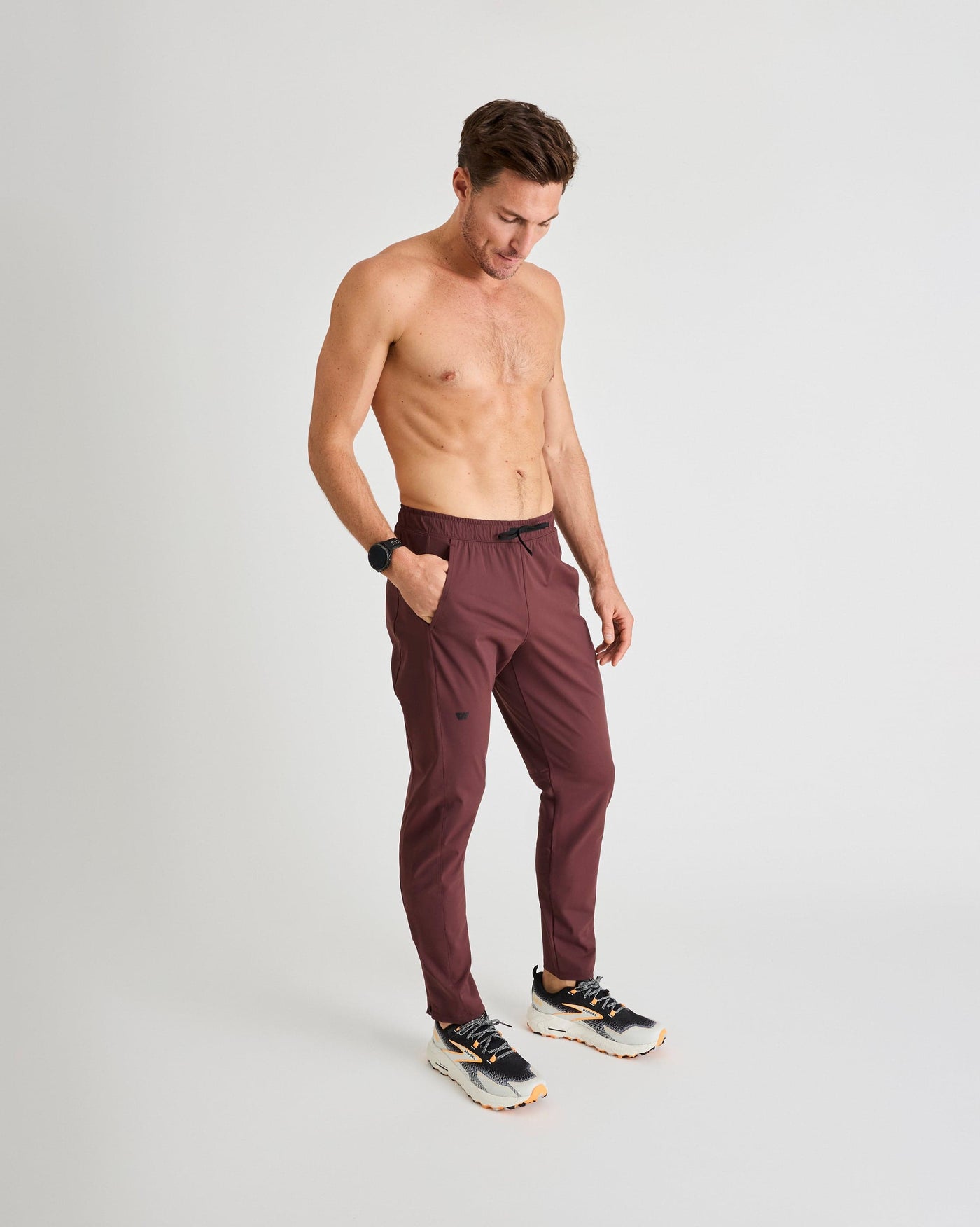 Bobby (6’1") is wearing size medium