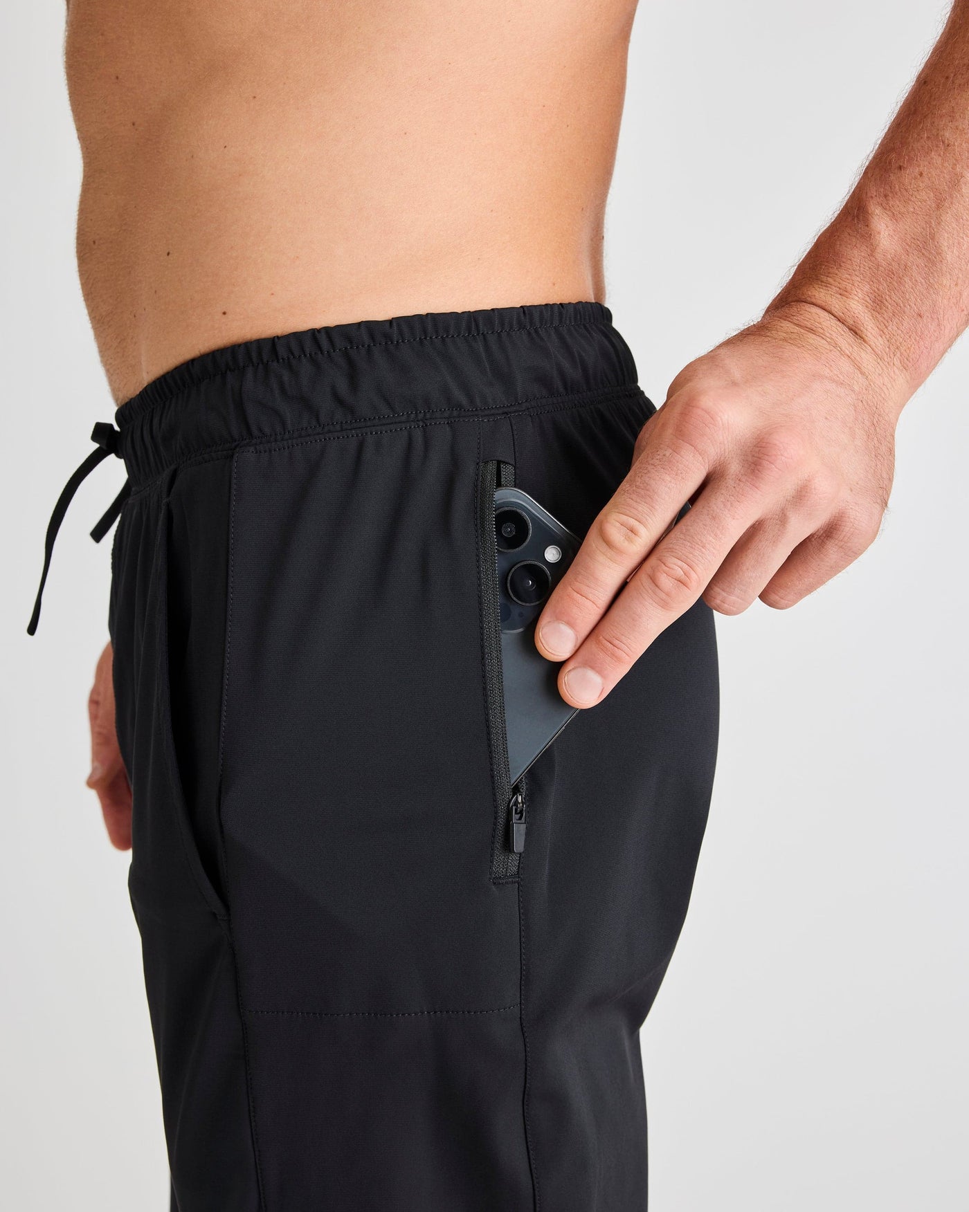 Bobby (6’1") is wearing size medium