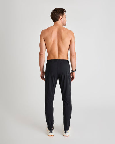 Bobby (6’1") is wearing size medium