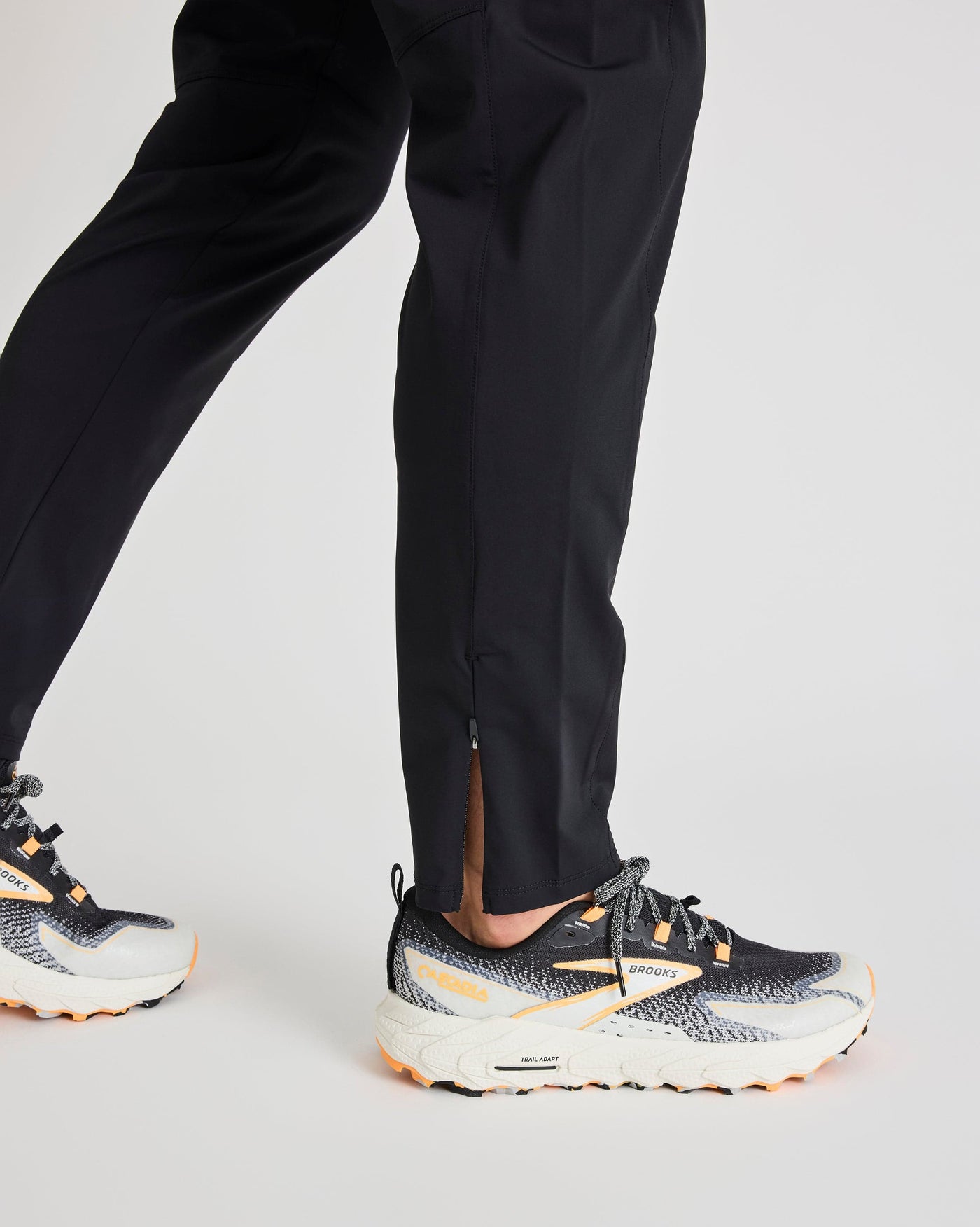 Bobby (6’1") is wearing size medium