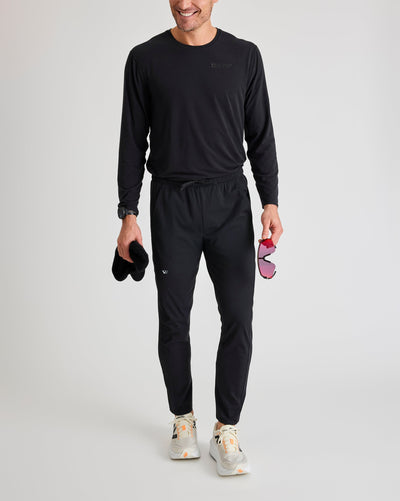 Bobby (6’1") is wearing size medium