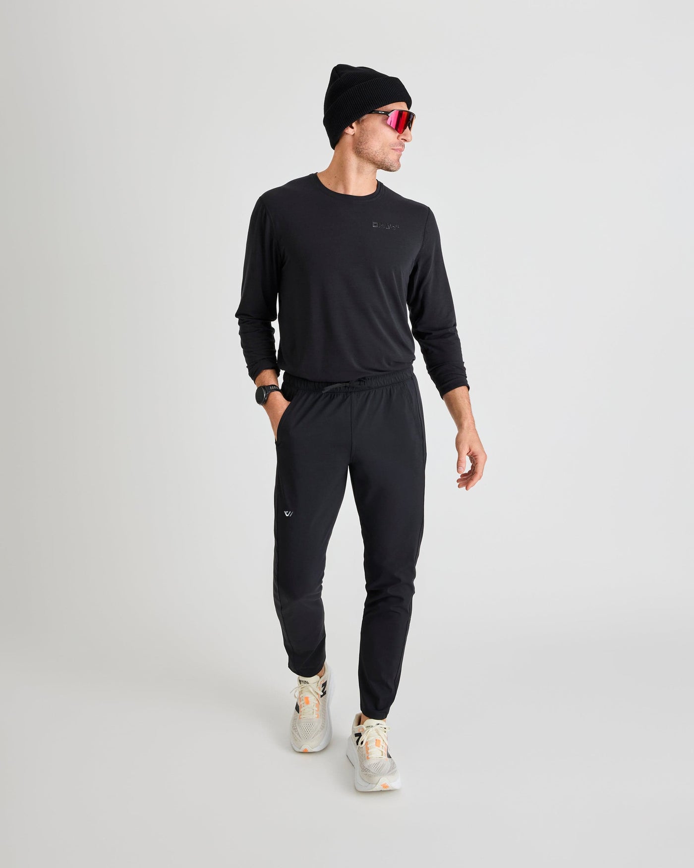 Bobby (6’1") is wearing size medium