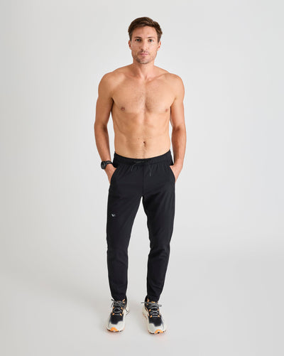 Bobby (6’1") is wearing size medium