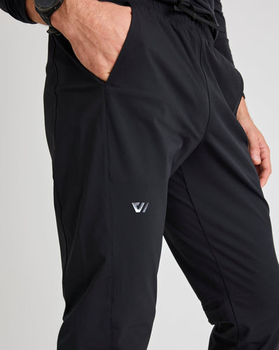 Bobby (6’1") is wearing size medium