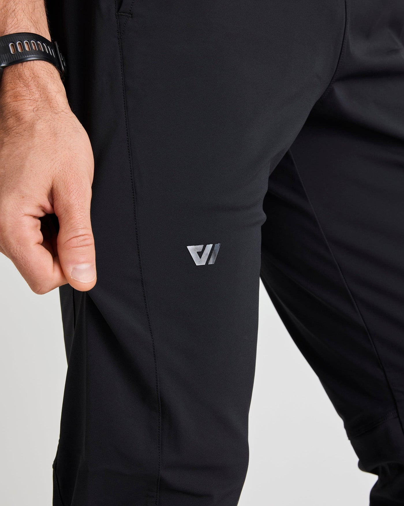 Bobby (6’1") is wearing size medium