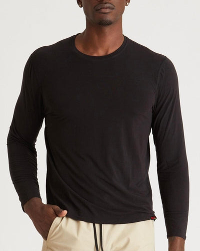 Mikael (6’3") is wearing size medium