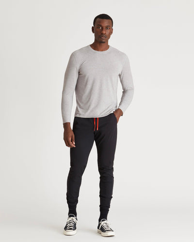 Mikael (6’3") is wearing size medium