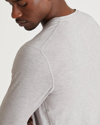 Mikael (6’3") is wearing size medium