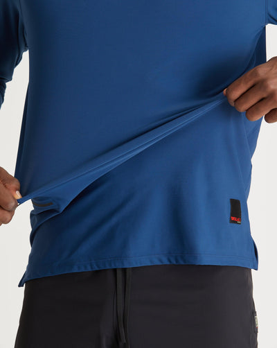 Mikael (6’3") is wearing size medium
